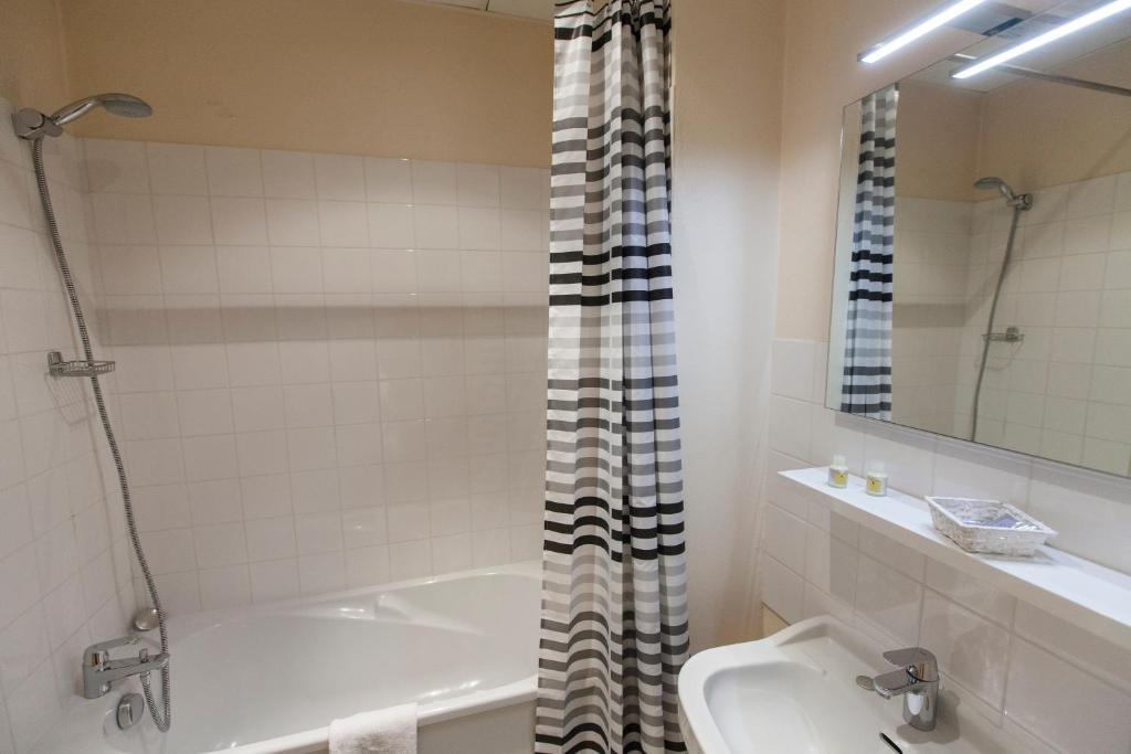 Le Corbeau Hotel Auxonne Ruang foto